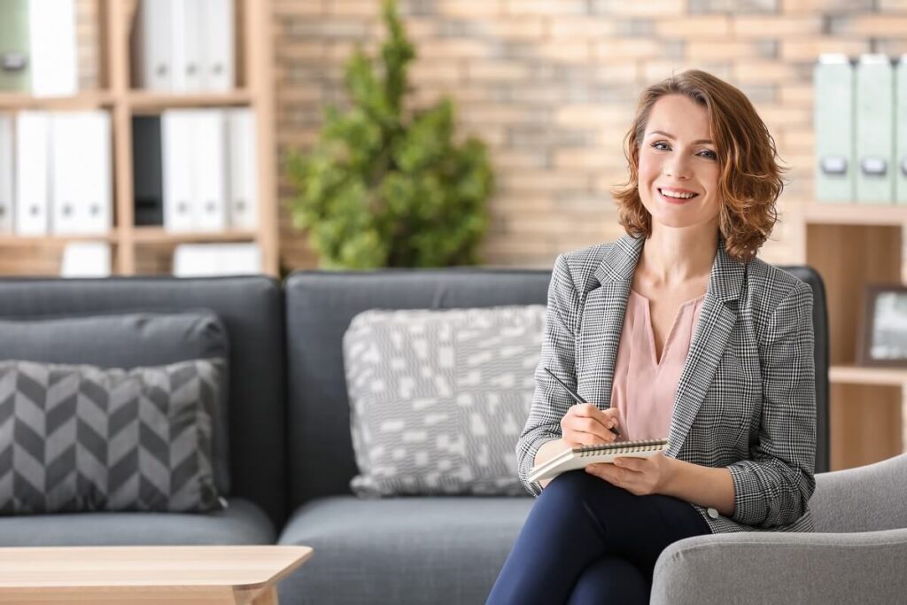 Psychoterapeuta przeprowadzający sesję terapii online